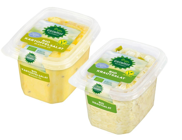 KI generiert: Zwei Plastikbehälter mit "Bio Kartoffelsalat" und "Bio Krautsalat" von Grünhof.