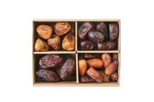 KI generiert: Das Bild zeigt eine Schachtel, die vier verschiedene Sorten von Datteln enthält. Jede Sorte ist in einem separaten Fach angeordnet.