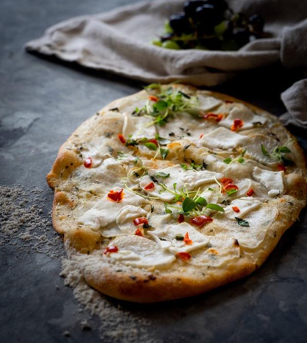 Herbstrübchen-Flammkuchen mit Thymian und Ziegenkäse Copyright Höhenberger Biokiste