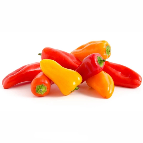 KI generiert: Ein Haufen bunter Paprikas in Rot, Gelb und Orange auf weißem Hintergrund.