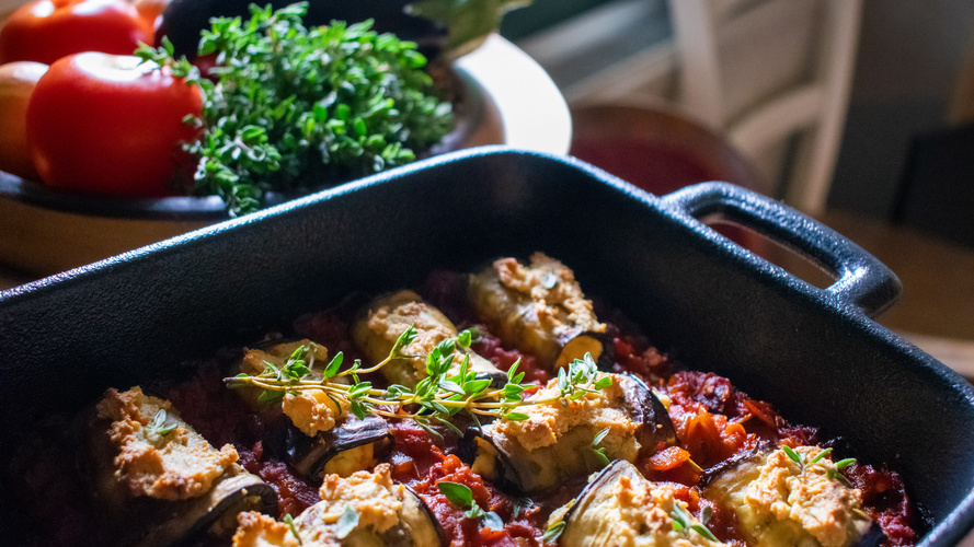Rezeptbild für Auberginen-Tofu-Röllchen&nbsp;im Tomatenbett