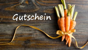KI generiert: Ein Möhrenbündel mit Schleife auf Holztisch. Text: "Gutschein".