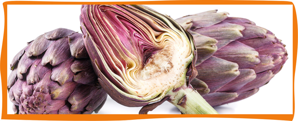 KI generiert: Das Bild zeigt drei Artischocken, von denen eine in der Mitte durchgeschnitten ist, um das Innere zu zeigen. Die äußere Umrandung des Bildes ist orange.