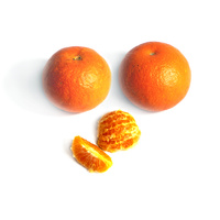 KI generiert: Das Bild zeigt zwei ganze Orangen und eine geschälte Orange mit einem herausgelösten Segment davor. Die Hauptinhalte sind die Orangen in verschiedenen Zuständen der Zubereitung.