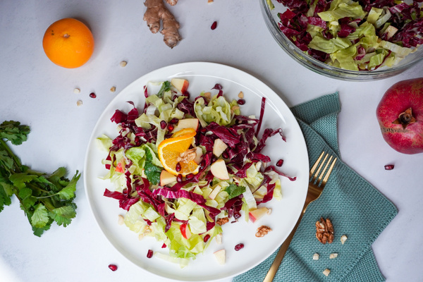 Bunte Bitterstoff-Salatbowl