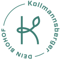 KI generiert: Das Bild zeigt das Logo eines Unternehmens oder Biobauernhofs, bestehend aus einem stilisierten "K" mit einem Blattmotiv und dem Schriftzug "Kollmannsberger - Dein Biohof". Der Hauptinhalt des Bildes ist die Darstellung des Markenzeichens, das eine Verbindung zur Natur suggeriert.