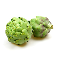 KI generiert: Zwei frische Artischocken liegen auf einem weißen Hintergrund.