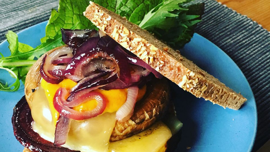 Rezeptbild für Portobello-Burger mit bunter Bete