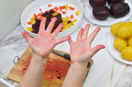 Rote Bete bringt Farbe in die Küche und auf helfende Kinderhände.