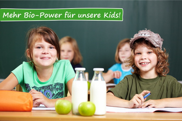 KI generiert: Kinder sitzen in einem Klassenzimmer mit Milchflaschen und Äpfeln. Text: "Mehr Bio-Power für unsere Kids!"