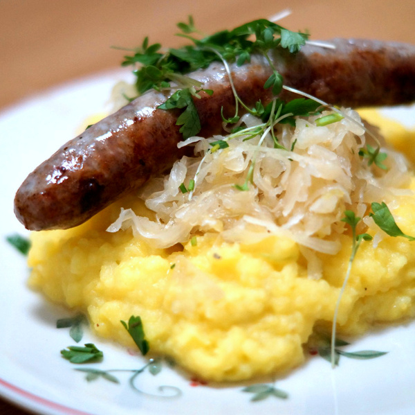 Püree mit Kürbis-Kartoffel & Kräuter an Bratwurst und Sauerkraut