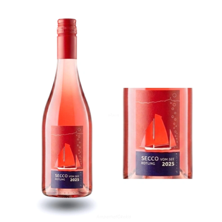 KI generiert: Eine Flasche Secco mit rotem Segelmotiv, beschriftet mit "SECCO VOM SEE ROTLING 2025".