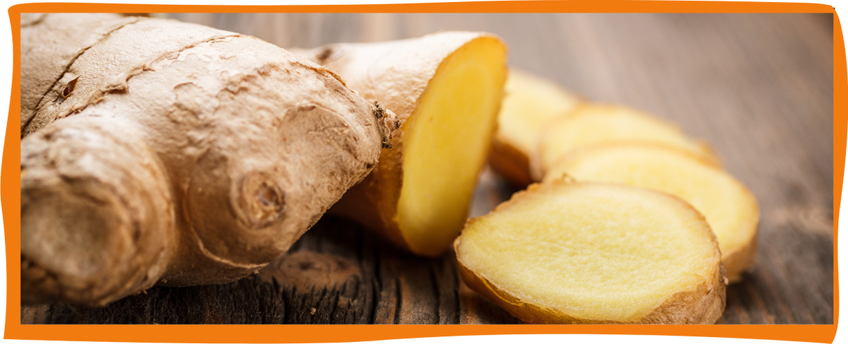 KI generiert: Ingwerknolle und geschnittene Ingwerscheiben auf Holzoberfläche.