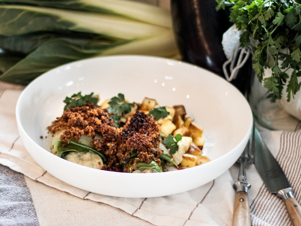 Überbackene Mangold-Auberginen-Röllchen mit Petersilienwurzel