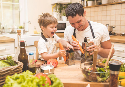 Vater und sohn kochen zusammen