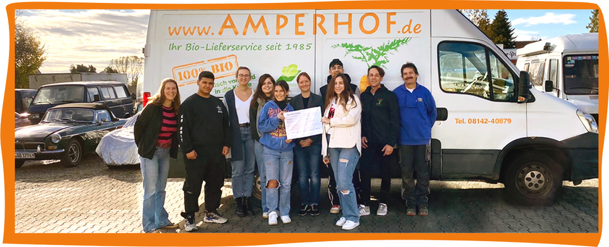 Spendenübergabe: Wir engagieren uns für Soziales und Naturschutz.