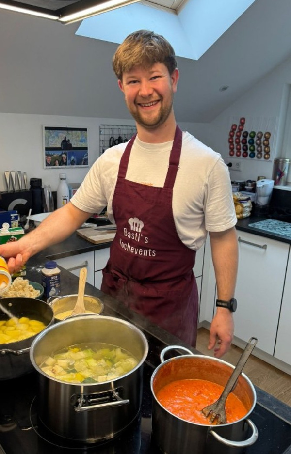 KI generiert: Ein Koch hält zwei Schüsseln mit Suppen in einer Küche. Text: "My Basti's Chevevents".