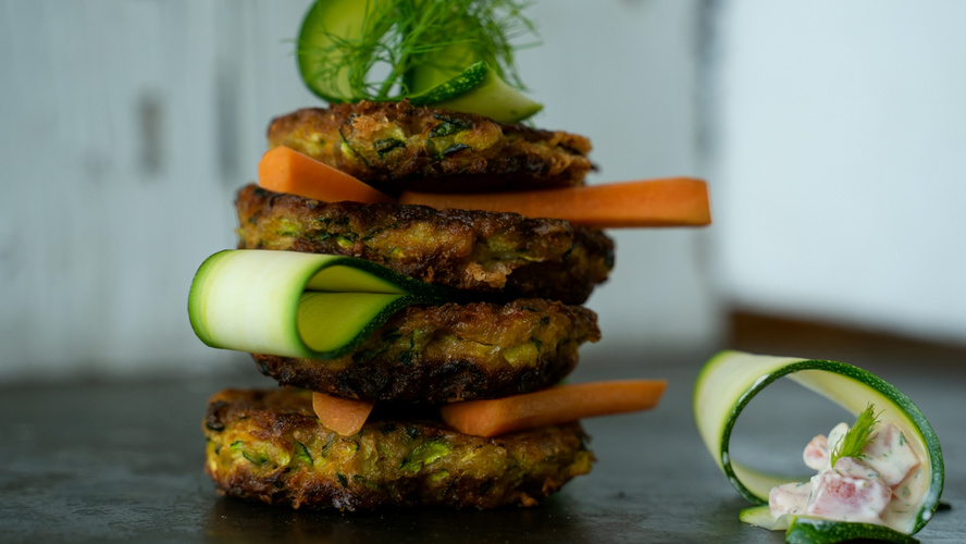 Rezeptbild für Zucchinipuffer mit Paprika-Schmand-Soße
