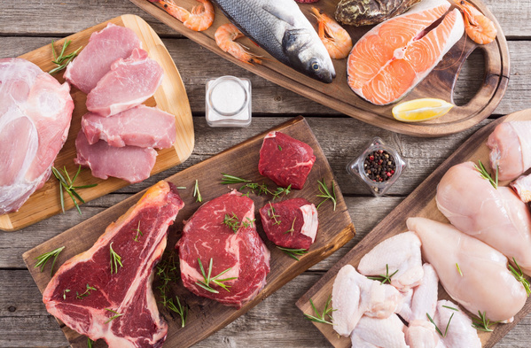 KI generiert: Buntes Gemüse mit Beilagen aus Fisch und Fleisch auf Holzbrett arrangiert.