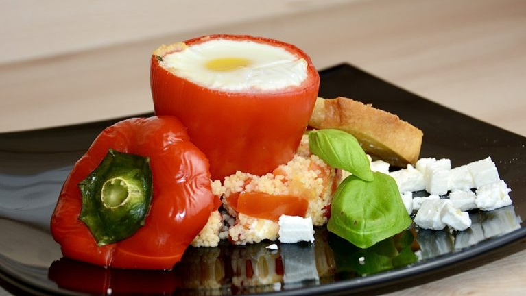 Rezeptbild für Gefüllte Paprika mit Couscous, Feta und Ei