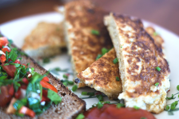 Haferflockenomelett und Salsa an Bauernbrot