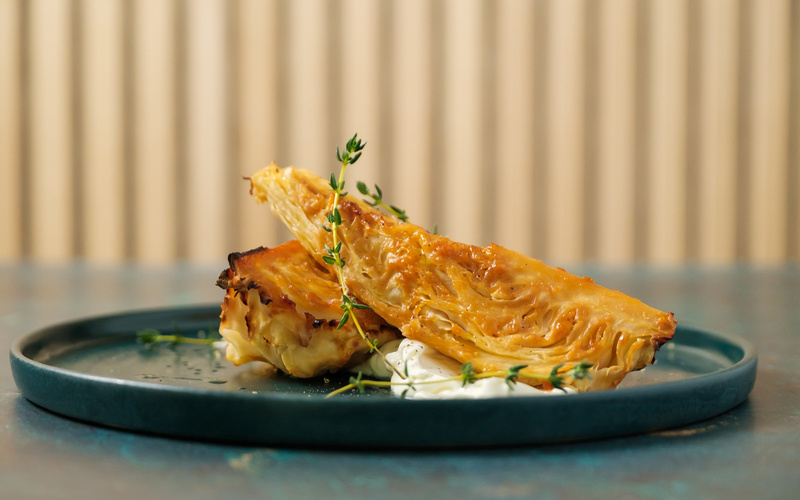 Rezeptbild für Geschmorter Spitzkohl mit Misoglasur auf Labneh