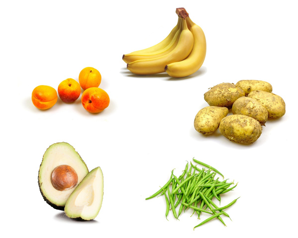 KI generiert: Verschiedene Obst- und Gemüsesorten: Aprikosen, Bananen, Kartoffeln, Avocado und grüne Bohnen auf weißem Hintergrund.