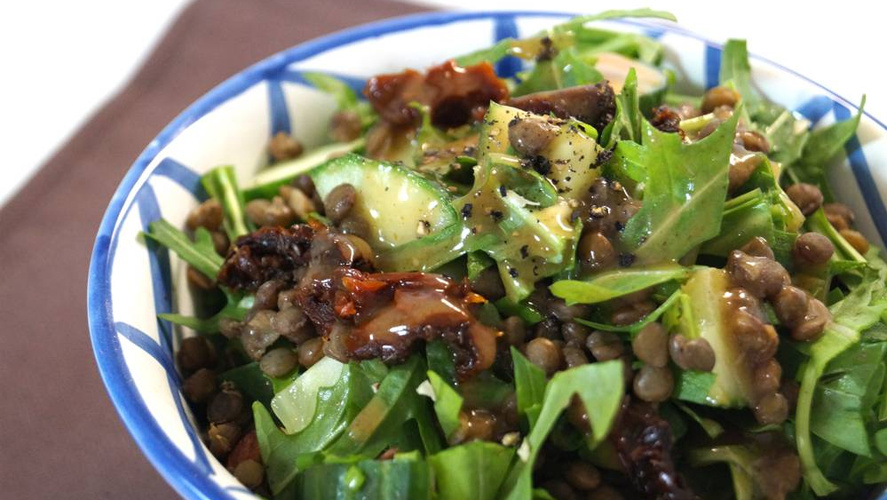 Rezeptbild für Nussiger Linsensalat mit Rucola, getrockneten Tomaten und Frischkäsehaube