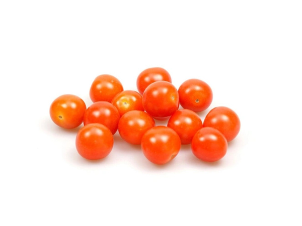 KI generiert: Einige leuchtend rote Kirschtomaten auf weißem Hintergrund.