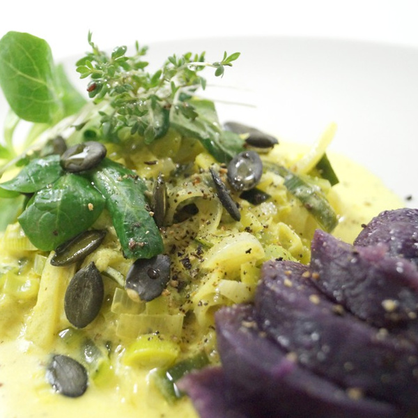 Warmer Lauchsalat mit Kurkuma-Joghurt Dressing dazu Blaue Salzkartoffel