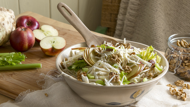 Rezeptbild für Waldorfsalat mit Datteln, Walnüssen und hausgemachter Mayonnaise