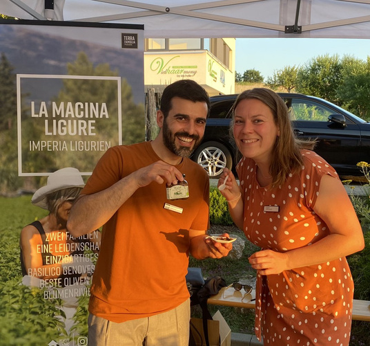 Mattia von La Macina Ligure mit Daniela vom Amperhof naschen Oliven.