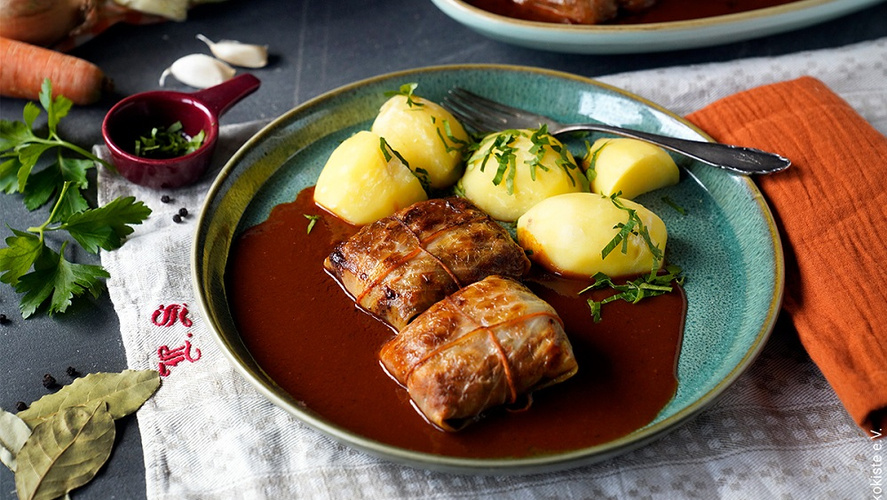 Rezeptbild für Vegane Kohlrouladen  mit Bratensoße & Kartoffeln