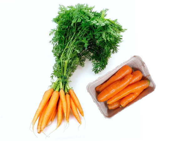 KI generiert: Frische Möhren mit Grün an der Seite und verpackte Möhren in einem Kartonbehälter.