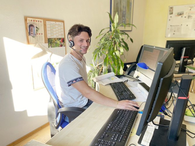 Davide am Kundentelefon