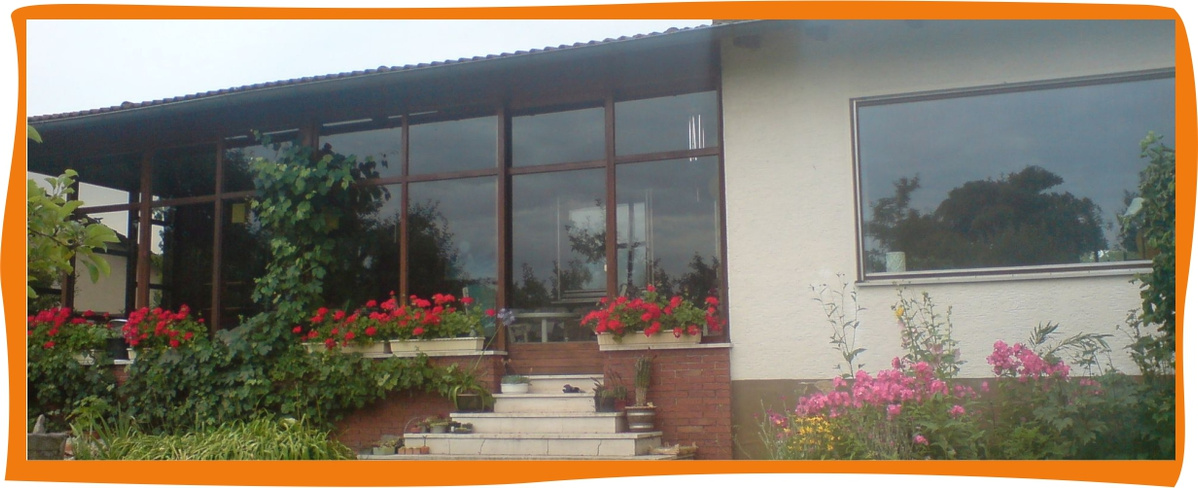 Die Terrasse mit Blick auf die Bäume vom Naturlandhof Pirtsch