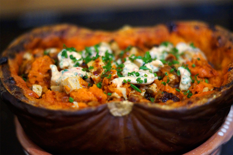 Rezeptbild für Gegrillter Kürbis mit Tofufüllung