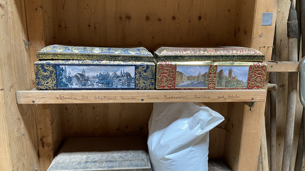 Eigenes Saatgut wird in alten Lebkuchendosen aufbewahrt.