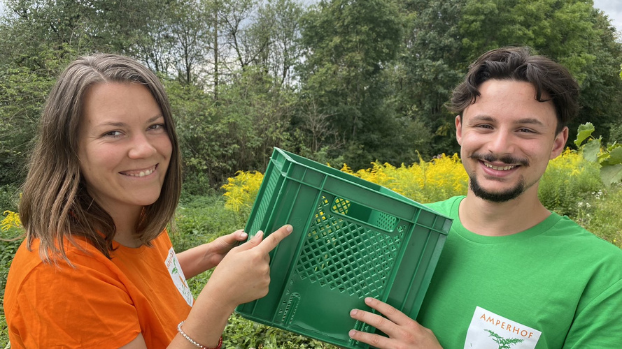 Daniela und Davide vom Marketing führen Sie durch das Kistengewinnspiel.