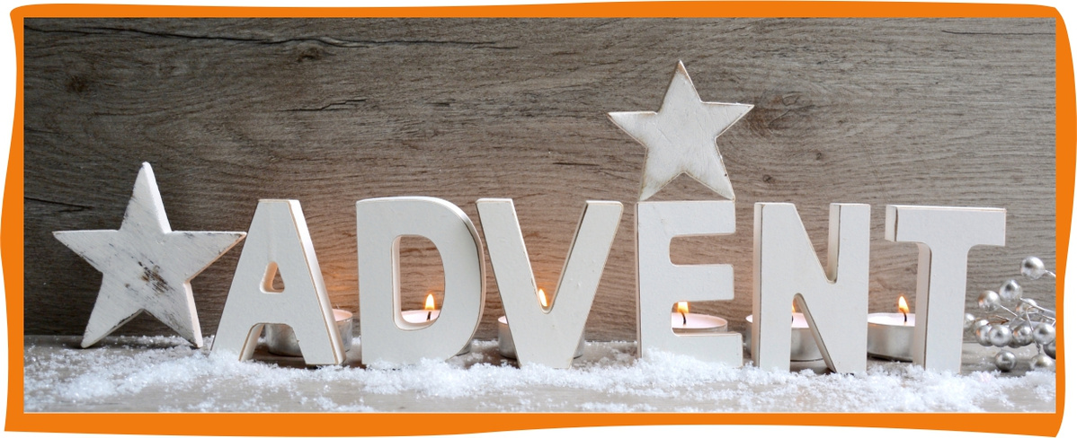 KI generiert: Das Bild zeigt das Wort "ADVENT" in großen weißen Buchstaben auf einem verschneiten Untergrund, eingerahmt von Sternen. Im Hintergrund sind kleine Teelichter zu sehen, die eine gemütliche Atmosphäre schaffen.