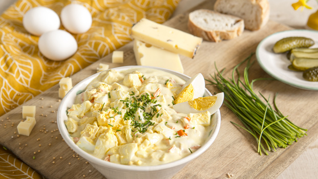 Rezeptbild für Eiersalat mit griechischem Joghurt, Karotte und Schnittlauch