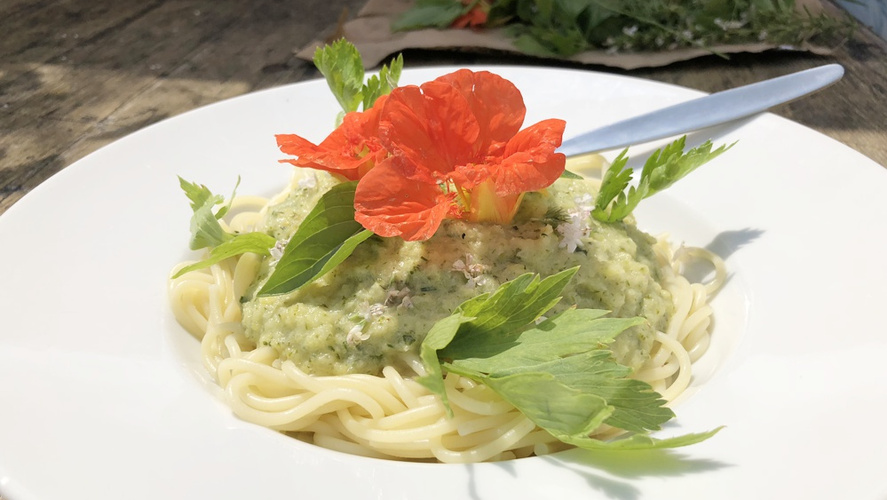 Rezeptbild für Zucchinipüree mit würziger Kräutermischung an Pasta