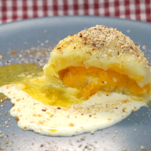 Pflaumenknödel im Mandelmantel mit zweierlei fruchtig-buttrigen Soßen
