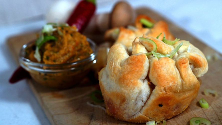 Rezeptbild für Blätterteigtascherl mit cremigem Auberginen-Basilikum Dip