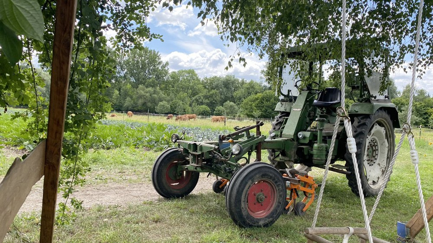 Kurze Pause für den Traktor am Feldrand
