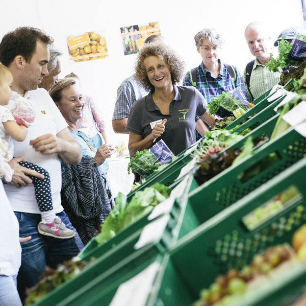 Unsere Kundenbetreuung nimmt Ihre Fragen und Rückmeldungen persönlich am Telefon oder per E-Mail entgegen.