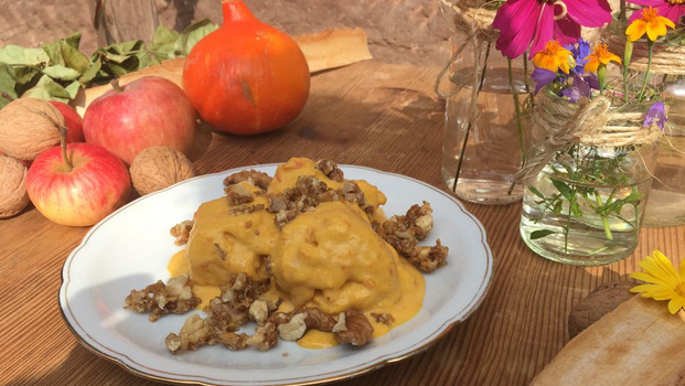 Rezeptbild für  Kürbiseis mit Walnusskrokant