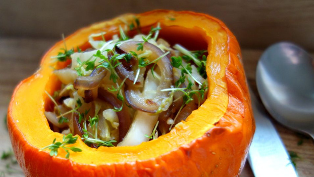 Rezeptbild für Warmer Chinakohlsalat in Kürbis