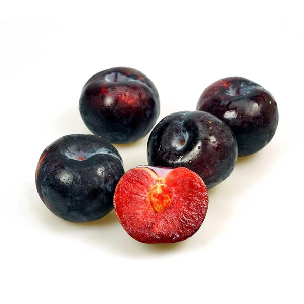 KI generiert: Fünf Pflaumen, eine davon halbiert und zeigt das rote Innere.