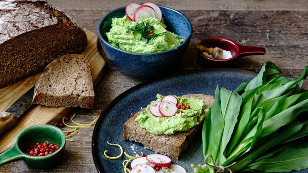 Rezeptbild für Bärlauchbutter mit Radieschen-Grün